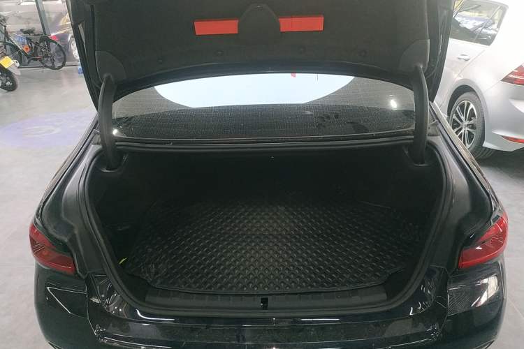 Used BMW 5 Series New Energy 2022 Restyled 535Le M Sport Package Trunk