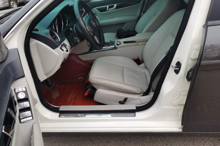 Used Mercedes-Benz C-Class 2010 C 180K Classic model