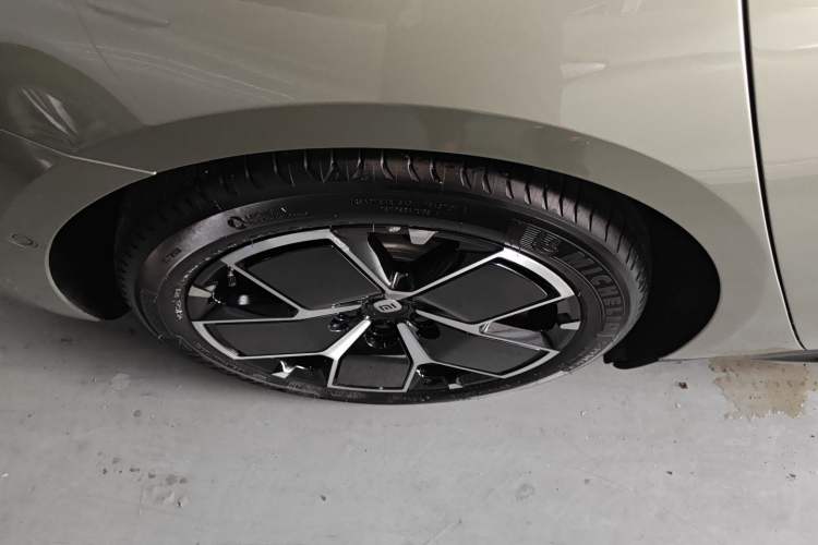 Used Xiaomi Auto SU7 2024 Rear-Drive Long-Range Intelligent Driving Version Right Rear Wheel Hub