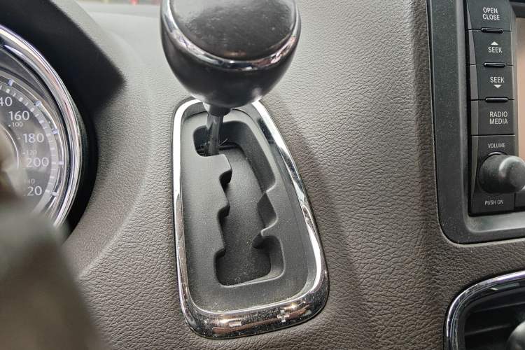 Used Chrysler Grand Voyager 2013 3.6L Luxury Edition Gear Lever