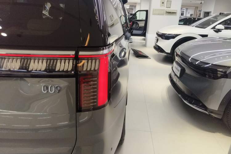 Used Zeekr 009 2024 Six-Seat Executive Version 4WD 108 kWh