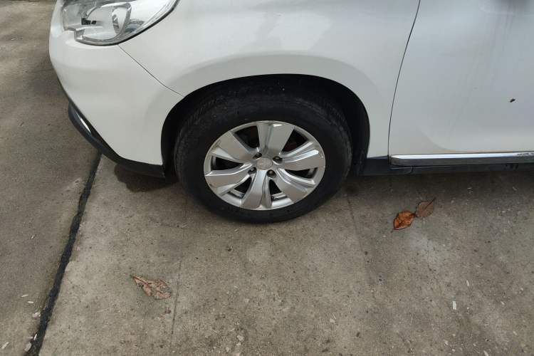 Used Peugeot 2008 2014 1.6L Manual Fashion Edition Left Front Wheel Hub