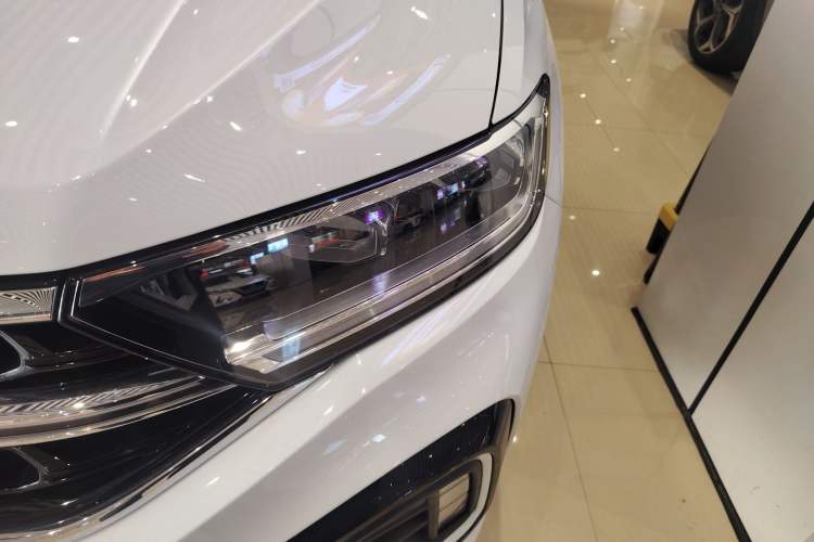 Used Volkswagen T-ROC 2024 300TSI DSG Two-Wheel-Drive Chen Guang Edition Left Front Headlight