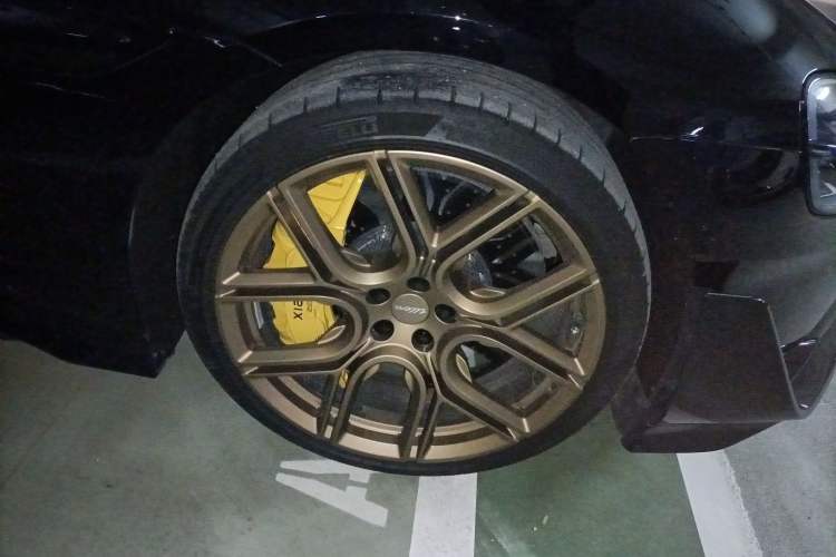 Used Xiaomi Auto SU7 Ultra 2025 Ultra Model Right Front Wheel Hub