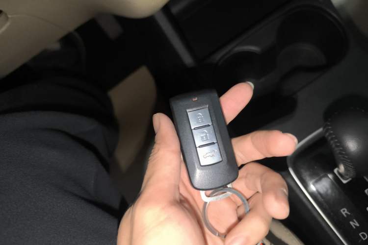 Used Mitsubishi Outlander 2016 2.4L 4x4 Elite Edition 5 Seats Vehicle Key