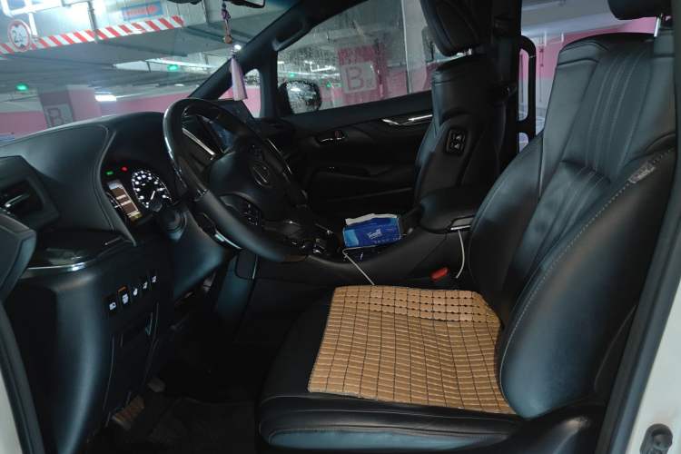 Used Lexus LM 2020 300h Seven-Seat Elegant Edition Left Front Seat