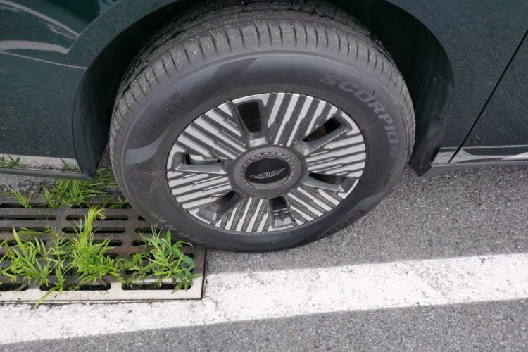 Used Geely Galaxy LEVC L380 2024 140-Degree 6-Seater All-Wheel-Drive Ultra Exterior 5