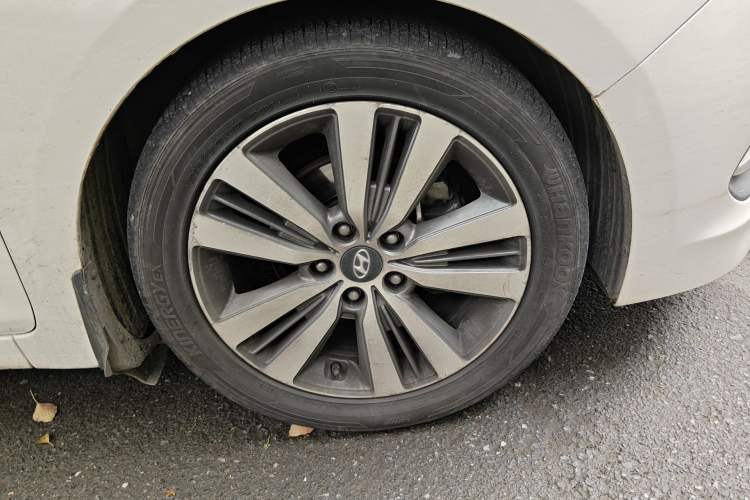 Used Hyundai Mistra 2014 1.8L Automatic Deluxe DLX Model Right Front Wheel Hub