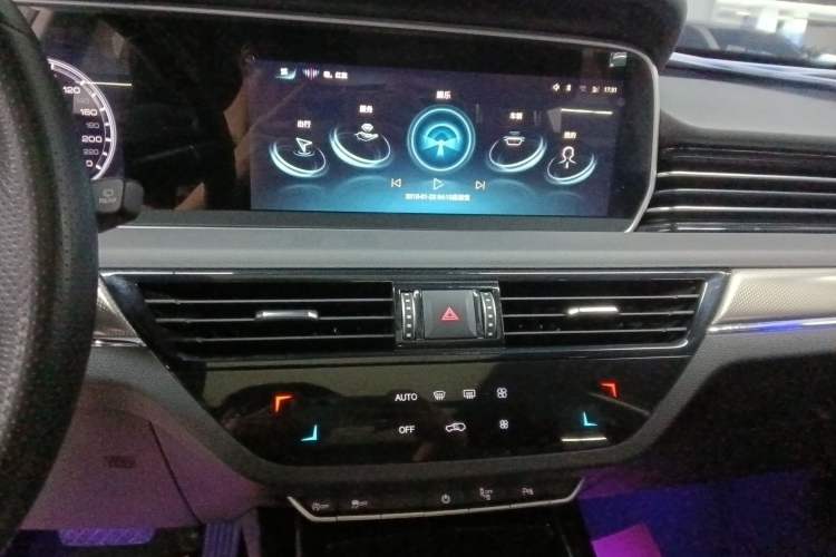 Used Hongqi HS5 2022 Revised Version 2.0T Smart Connect Flagship Edition Audio And AC Panel