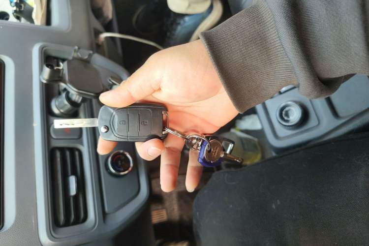 Used Wuling Yangguang 2024 300km Comfort-Grade Passenger Van 60kW
