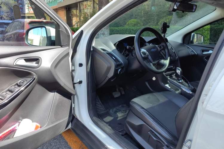 Used Ford Focus 2012 Hatchback 1.6L Automatic Fashion Edition
