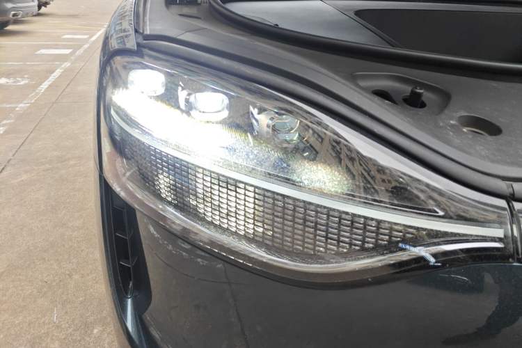 Used Hima AITO M9 2024 All-Electric Ultra Version 100 kWh 6-Seater Model Right Front Headlight