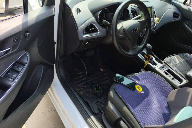 Used Chevrolet Cruze 2017 1.5L Hatchback Automatic Pioneer Sunroof Edition