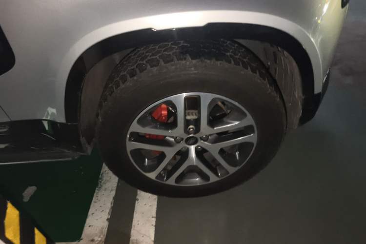 Used Land Rover Defender 2021 110 P400 X Right Front Wheel Hub