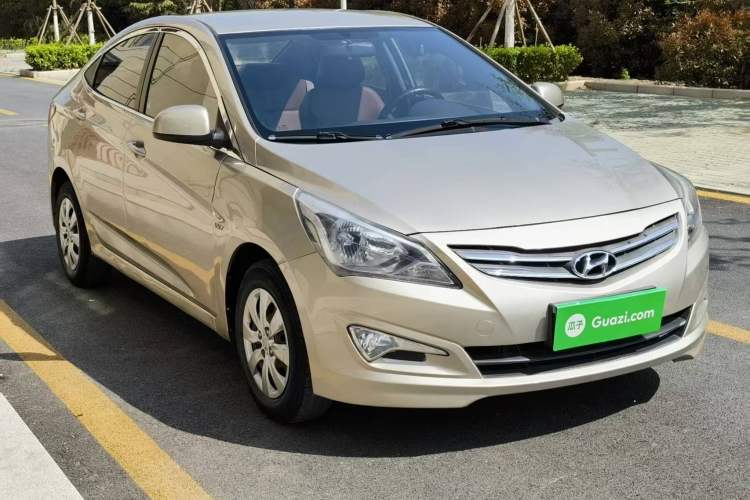 Used Hyundai Verna (older generation) 2014 1.4L Manual Smart GLS Trim Front Right 45 Deg