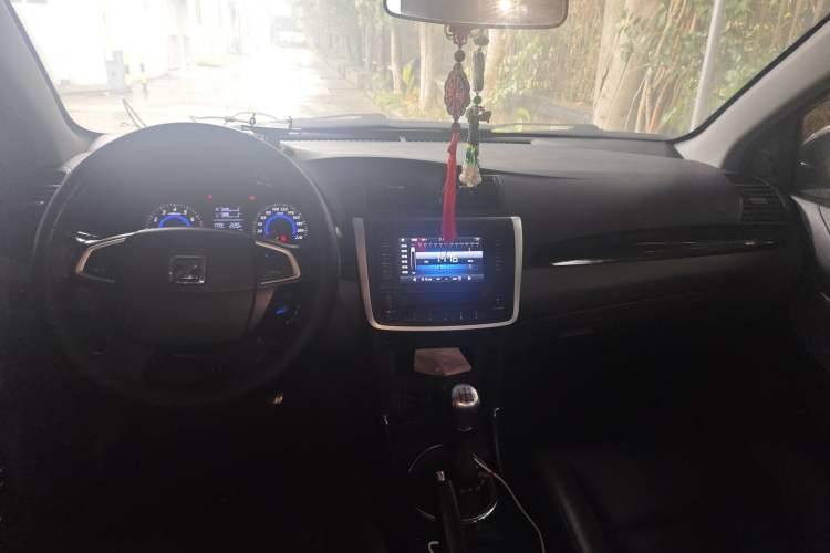 Used Zotye Z300 2014 New Vision 1.5L Manual Luxury Model Center Console