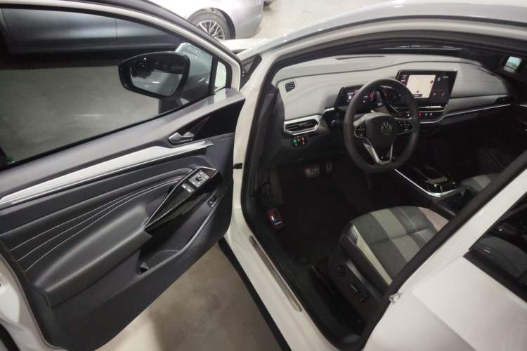 Used Volkswagen ID.4 CROZZ 2022 Long-Range PURE+ Edition Driver Seat