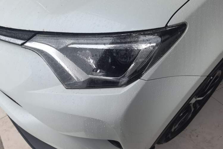 Used Toyota RAV4 2016 2.0L CVT Two-Wheel Drive Fashion Edition China V Standard
