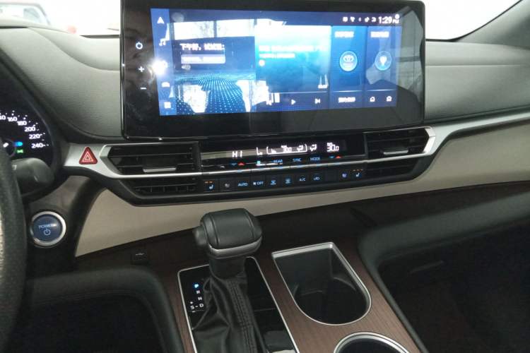 Used Toyota Granvia 2022 2.5L Hybrid Premium Edition