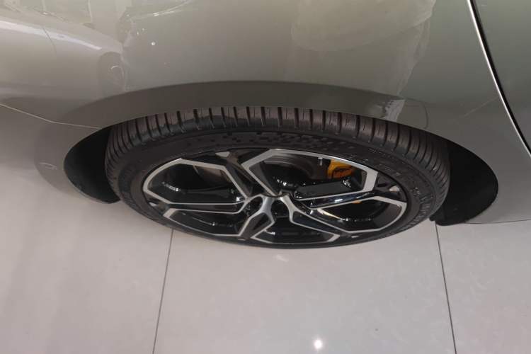Used Xiaomi Auto SU7 2024 Rear-Drive Ultra-Long Range Advanced Pro-Level Intelligent Driving Version Right Rear Wheel Hub