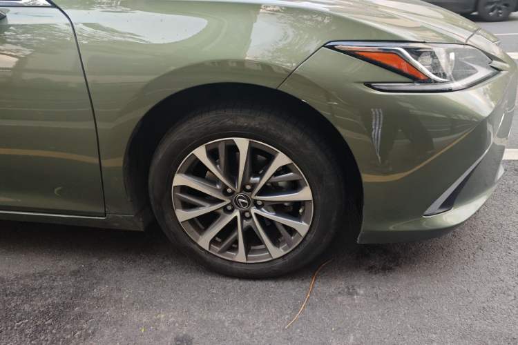Used Lexus ES 2022 200 Excellence Edition Right Front Wheel Hub