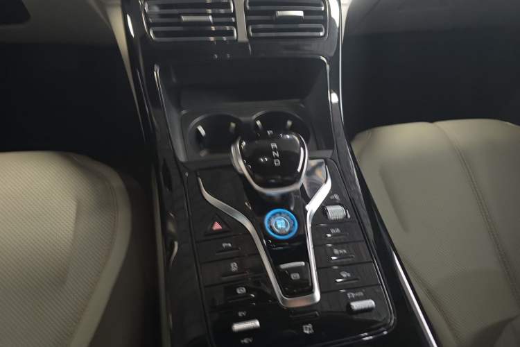 Used BYD Qin PLUS 2024 HONOR Edition DM-i 55KM Leading Model Gear Lever