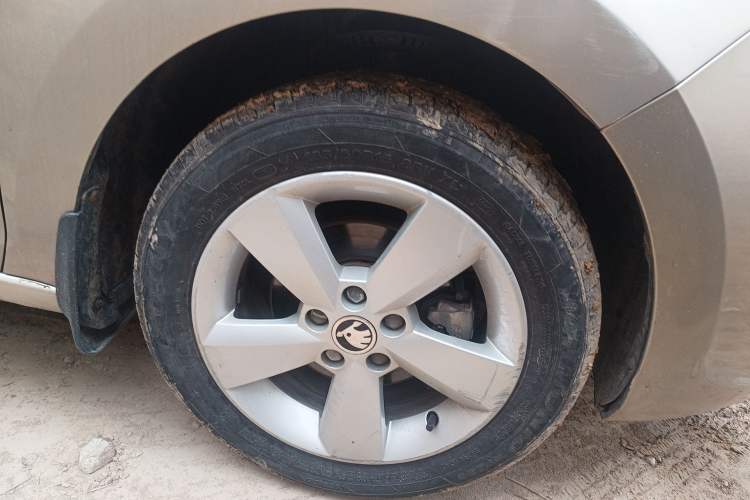 Used Skoda Rapid 2015 1.6L Manual Smart Selection Model Right Front Wheel Hub