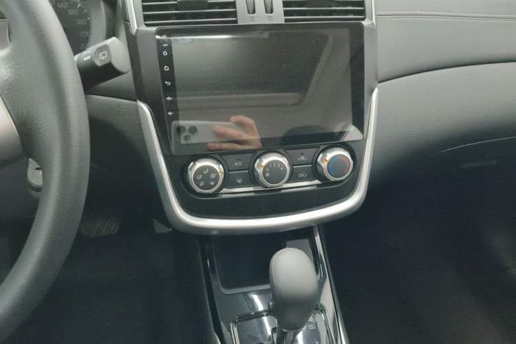 Used Nissan Tiida 2016 1.6L CVT Cool Dynamic Edition Audio And AC Panel