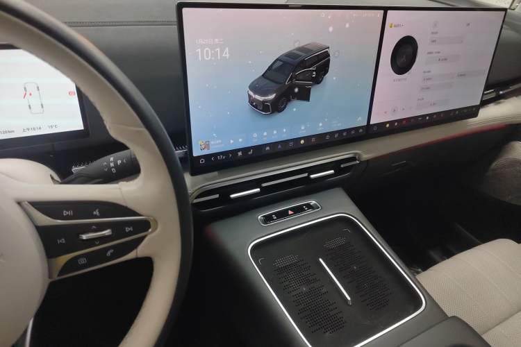 Used VOYAH Dream 2025 EV Four-Wheel Drive Flagship Kunpeng Edition
