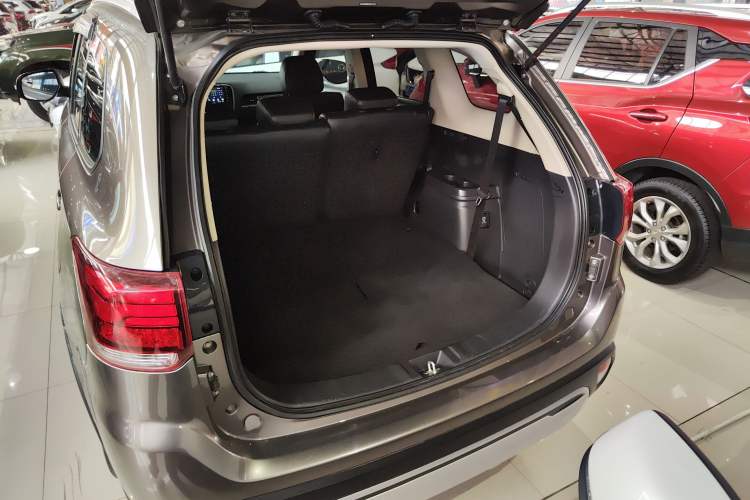 Used Mitsubishi Outlander 2019 2.0L Two-Wheel Drive Comfort Edition 7 Seats China V Emission Standard Trunk