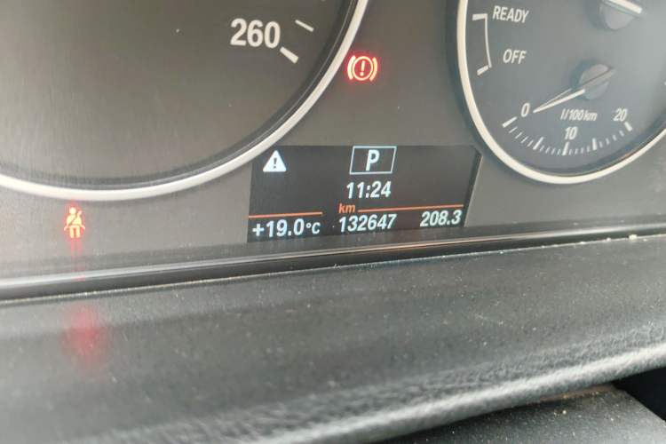 Used BMW 3 Series 2015 320i Fashion Model Odometer Close Up