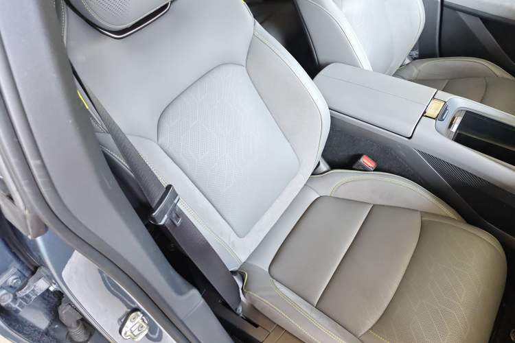 Used Lynk & Co 08 EM-P 2025 220 km All-Wheel-Drive Performance Halo
