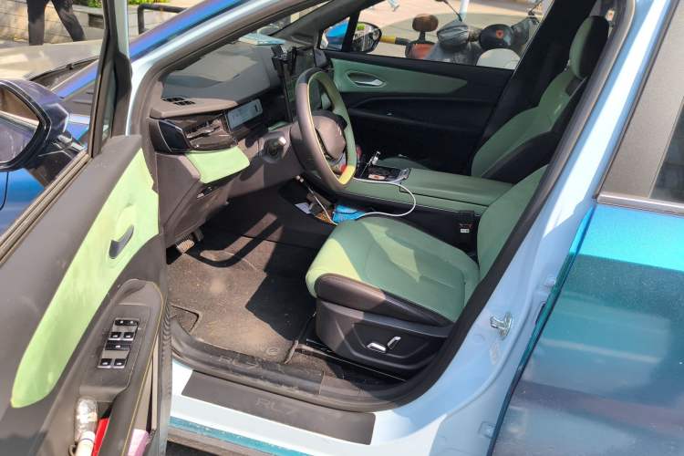 Used Livan 7 2023 605km Hunter Light
