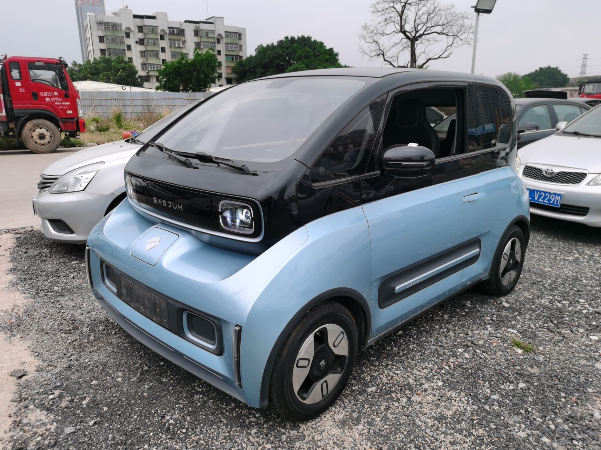 Под передней частью автомобиля