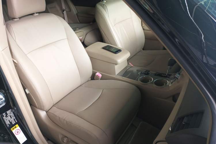 Used Toyota Highlander 2012 2.7L Two-Wheel Drive 7-Seater Luxury Edition Right Front Seat