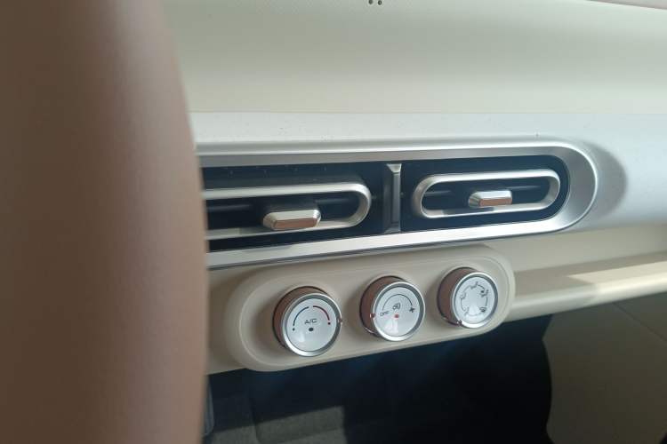 Used Wuling Hongguang MINIEV 2024 3rd Generation 215km Youth Edition Audio And AC Panel