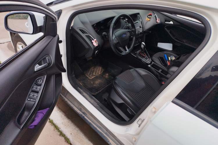 Used Ford Focus 2015 Hatchback EcoBoost 125 Automatic Supreme Style Edition Driver Seat