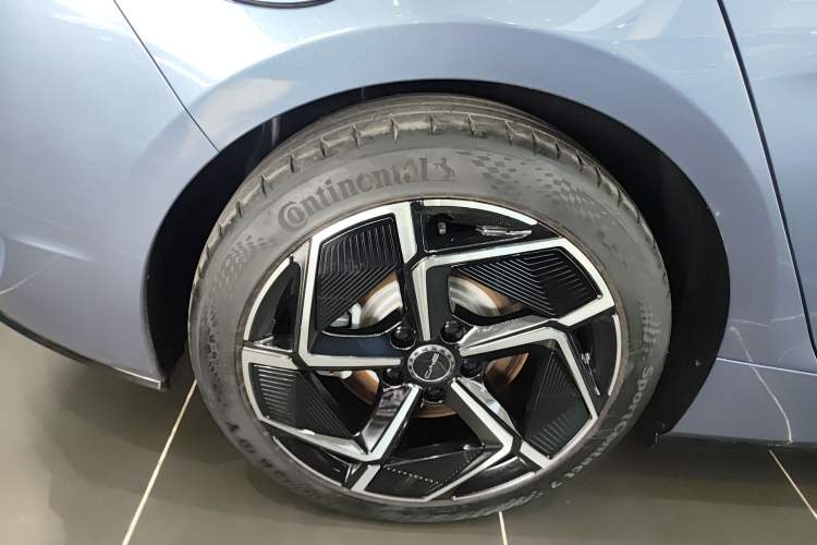 Used BYD Seal 2022 700 km Long-Range Rear-Wheel-Drive Version Right Rear Wheel Hub