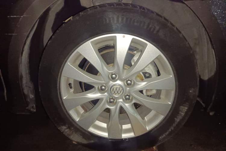 Used Buick LaCrosse 2013 2.4L SIDI Elite Comfort Version Right Front Wheel Hub