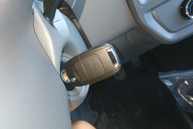 Used Wuling Yangguang 2024 300KM Comfort Version Passenger Van 75kW