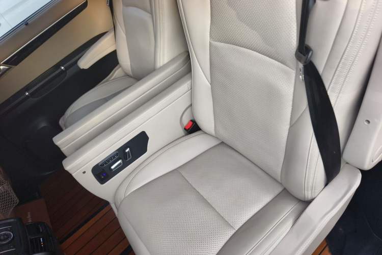 Used Mercedes-Benz R-Class 2014 R 320 4MATIC Luxury Model Left Rear Seat