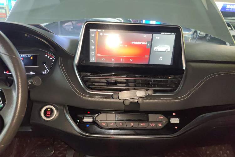 Used SAIC MAXUS G20 2021 PLUS 2.0T Gasoline Automatic Luxury Edition Audio And AC Panel