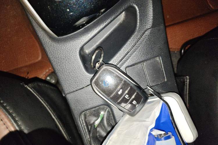 Used Toyota Levin 2016 Dual-Engine 1.8H GS E-CVT Elite Model with Sunroof Vehicle Key