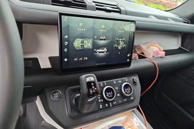 Used Land Rover Defender 2025 110 3.0T P400 X-Dynamic SE Audio And AC Panel