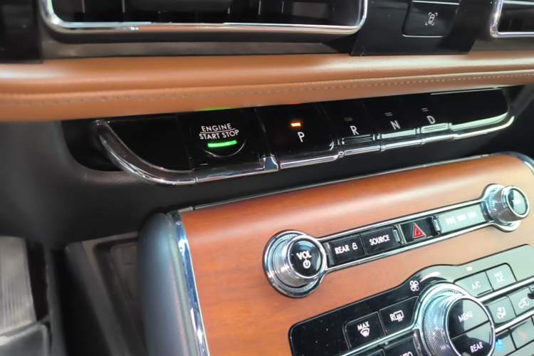 Used Lincoln Aviator 2020 3.0T V6 All-Wheel Drive Executive Version Gear Lever