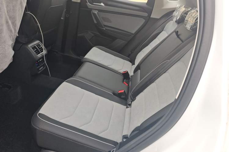 Used Volkswagen Tayron X 2024 330TSI Two-Wheel-Drive Prestige High-Energy Edition Left Rear Seat