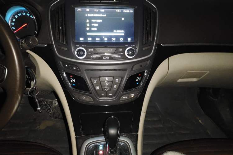 Used Buick Regal 2014 2.0L Leading Fashion Edition Audio And AC Panel