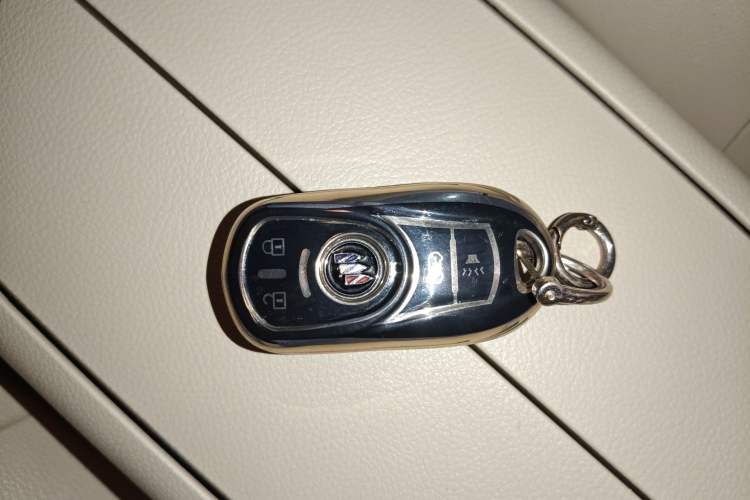 Used Buick GL8 2023 Facelifted Land Cruiser Executive Luxury Version
