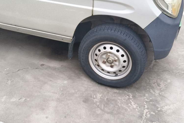 Used Wuling Zhiguang 2010 1.0L Liye Edition Right Front Wheel Hub