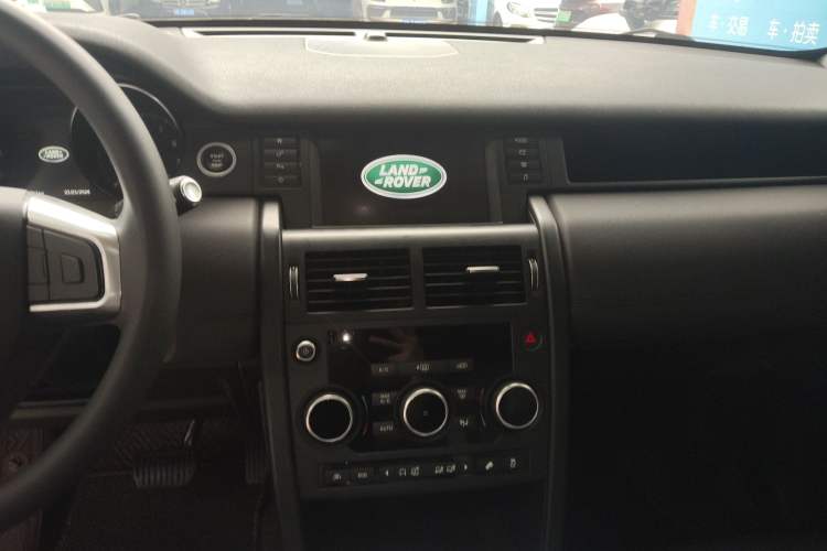 Used Land Rover Discovery Sport 2017 2.0T PURE Audio And AC Panel